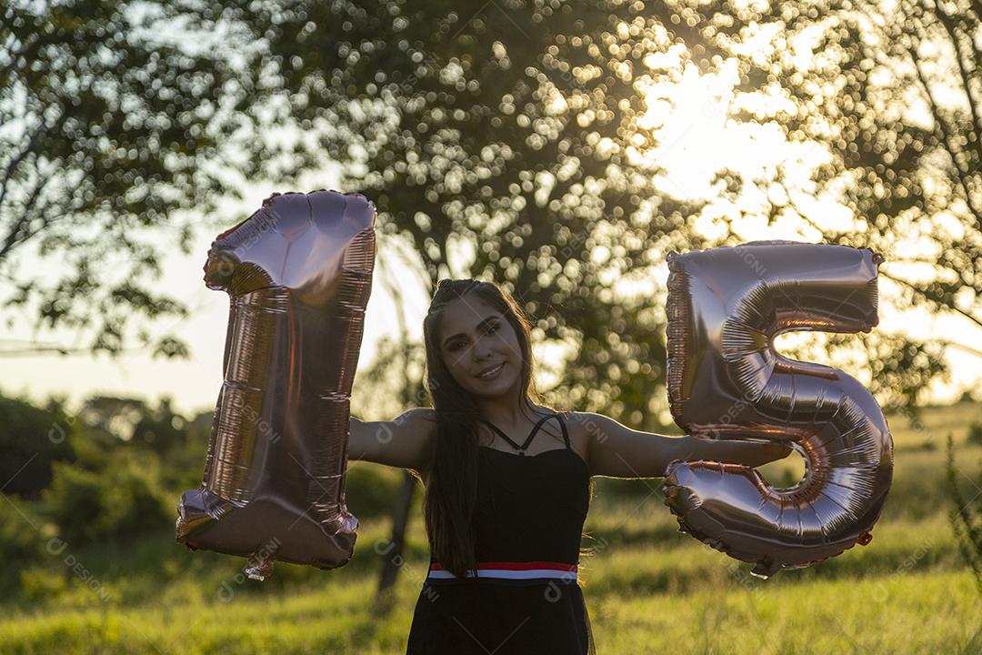 Linda menina morena comemorando 15 anos de vida