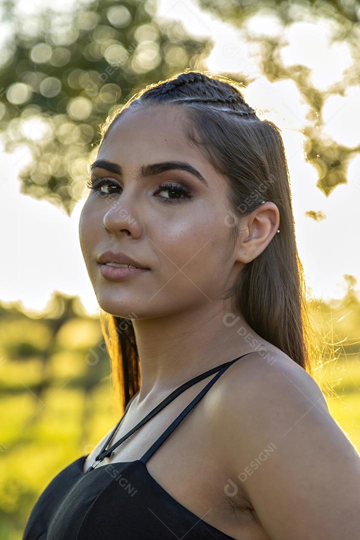 Linda menina morena posando em fotos na natureza