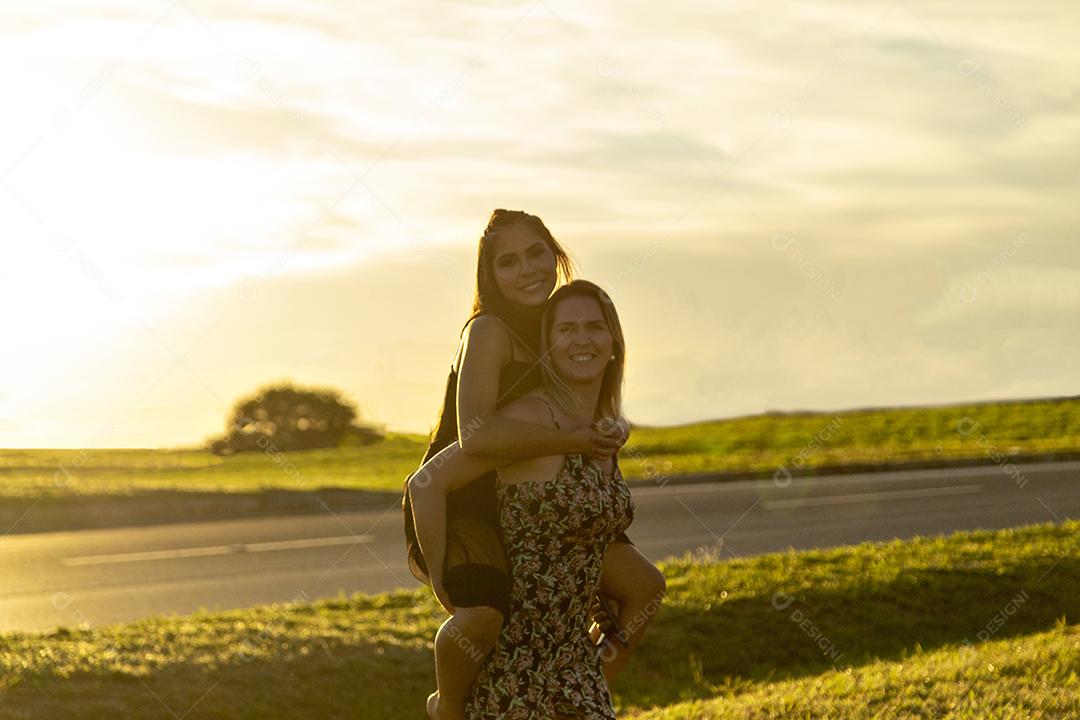 Linda meninas morena posando em fotos na natureza