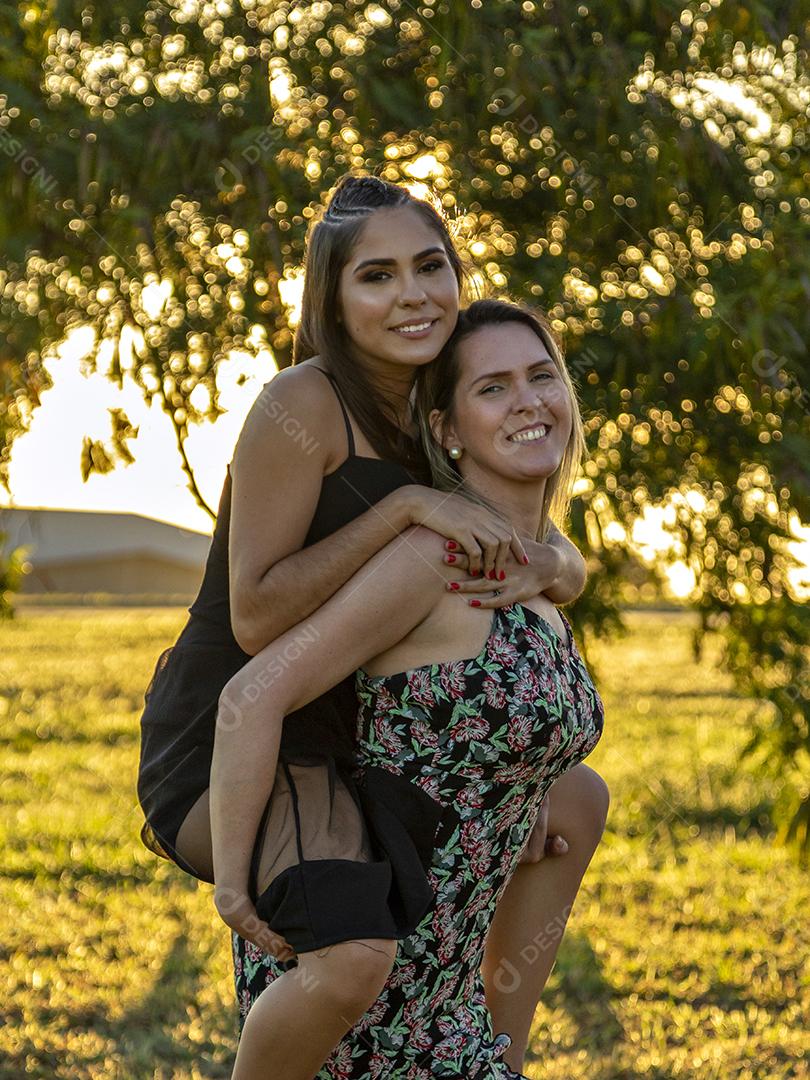 Linda meninas morena posando em fotos na natureza