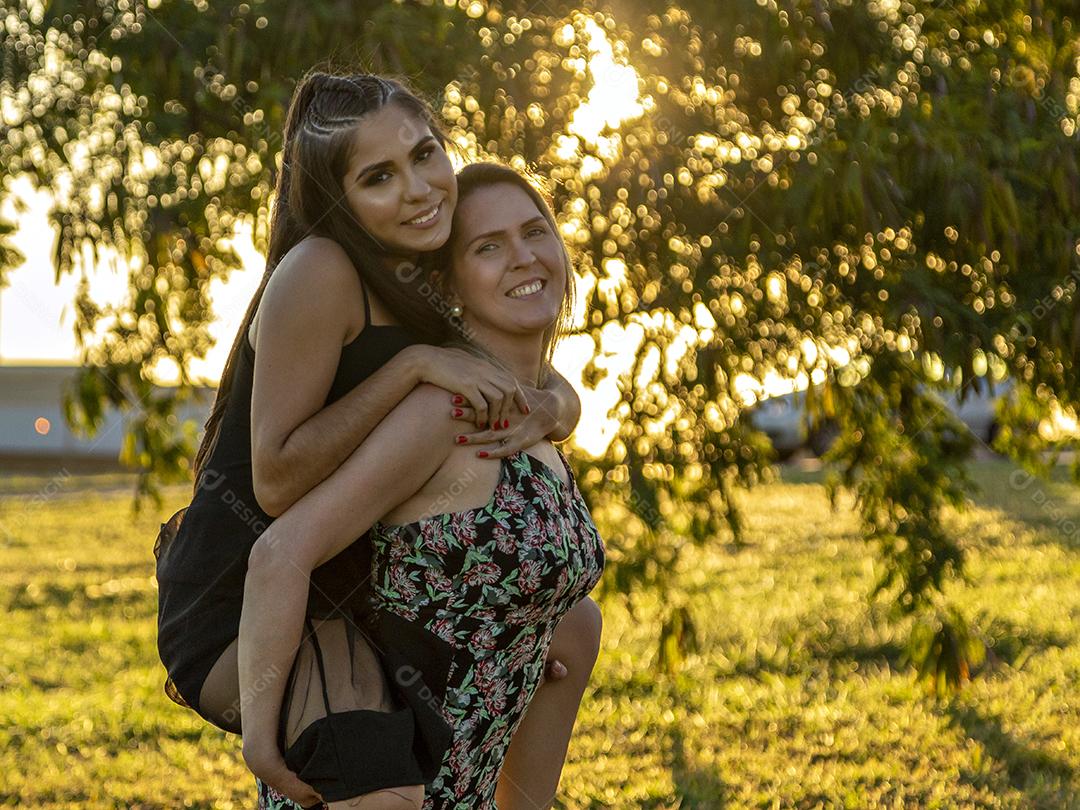 Linda meninas morena posando em fotos na natureza