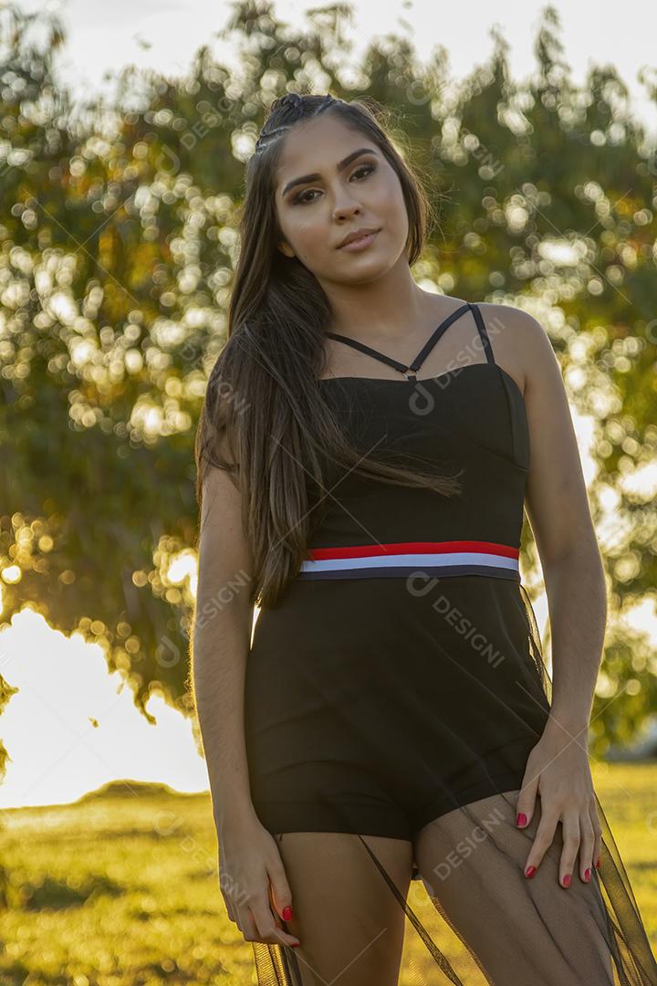 Linda meninas morena posando em fotos na natureza