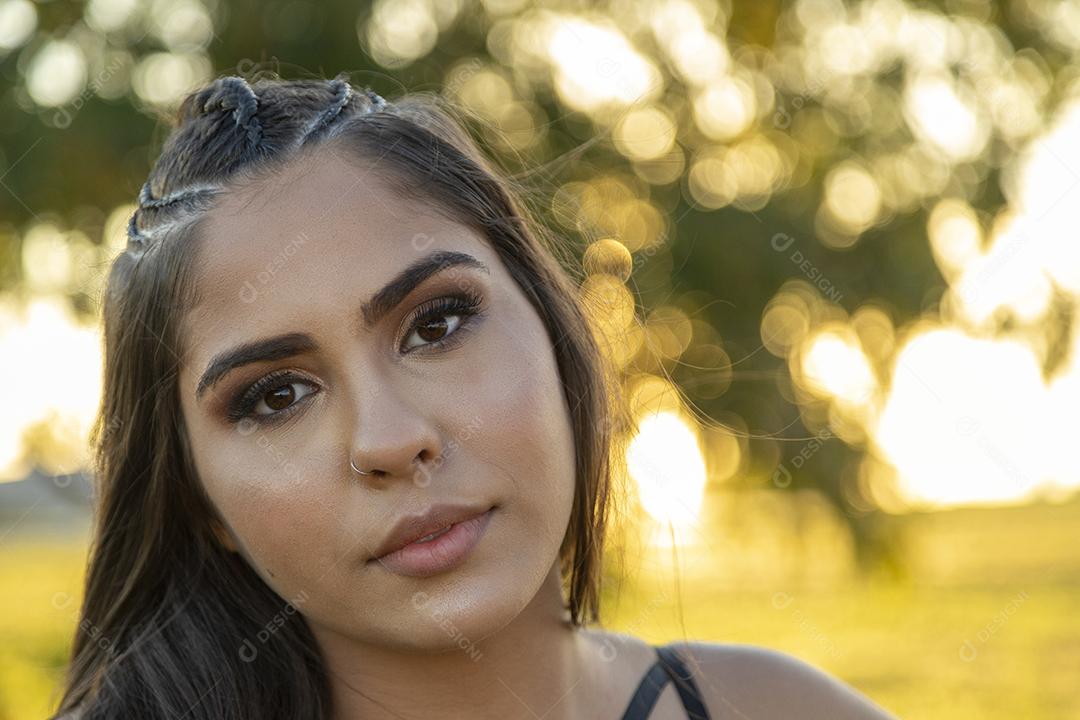 Linda menina morena posando em fotos na natureza