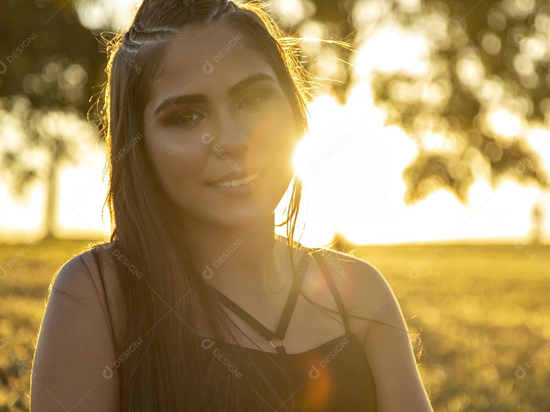 Linda menina morena posando em fotos na natureza