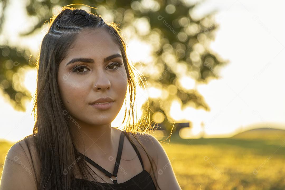 Linda menina morena posando em fotos na natureza