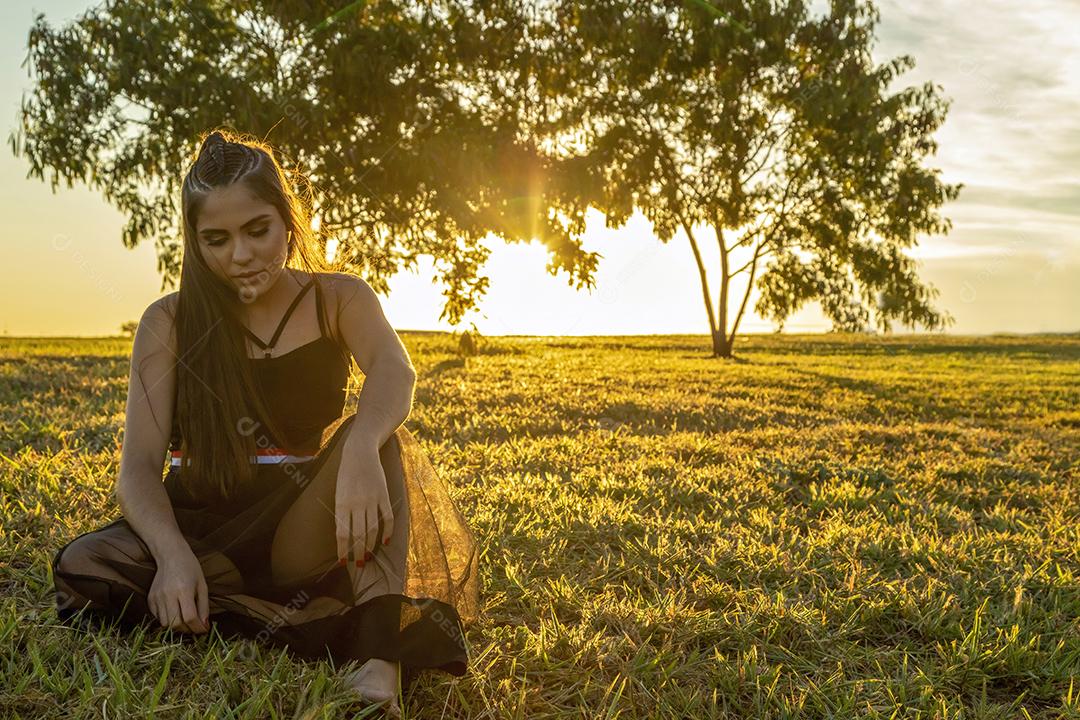 Linda menina morena posando em fotos na natureza