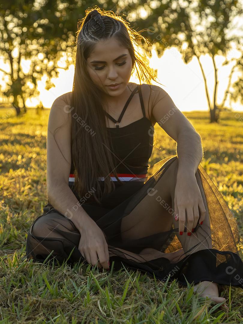 Linda menina morena posando em fotos na natureza