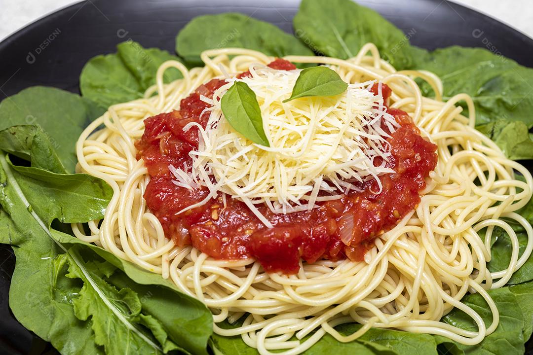Macarrão espaguete com molho vermelho e rúcula Imagem JPG