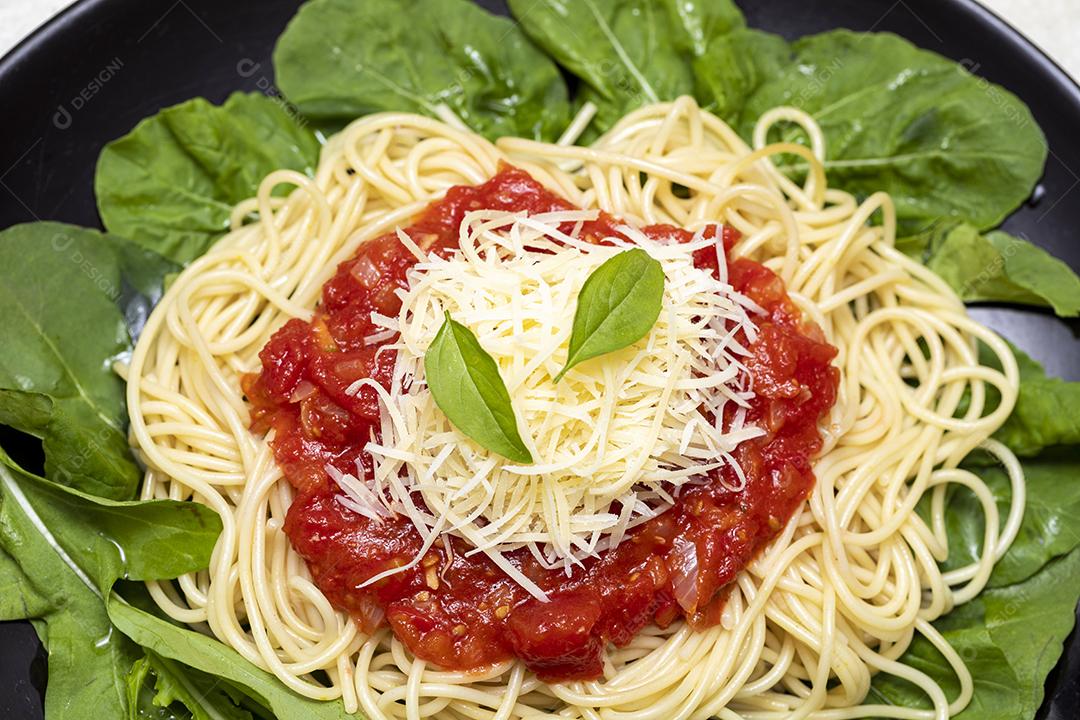 Macarrão espaguete com molho vermelho e rúcula Imagem JPG
