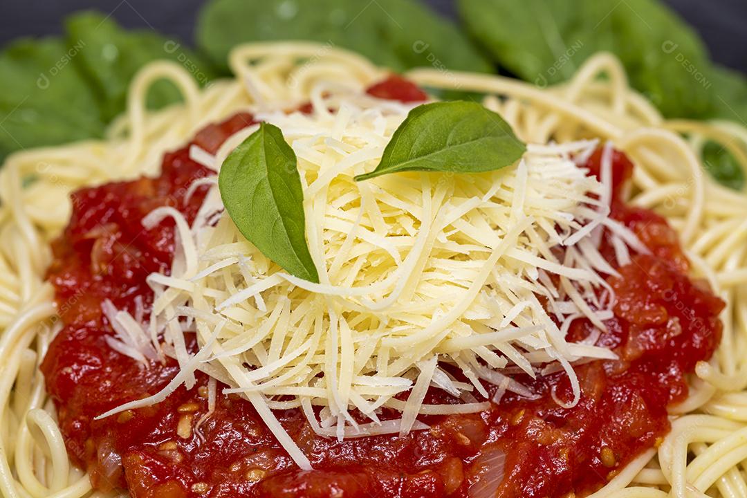 Macarrão espaguete com molho vermelho e rúcula Imagem JPG