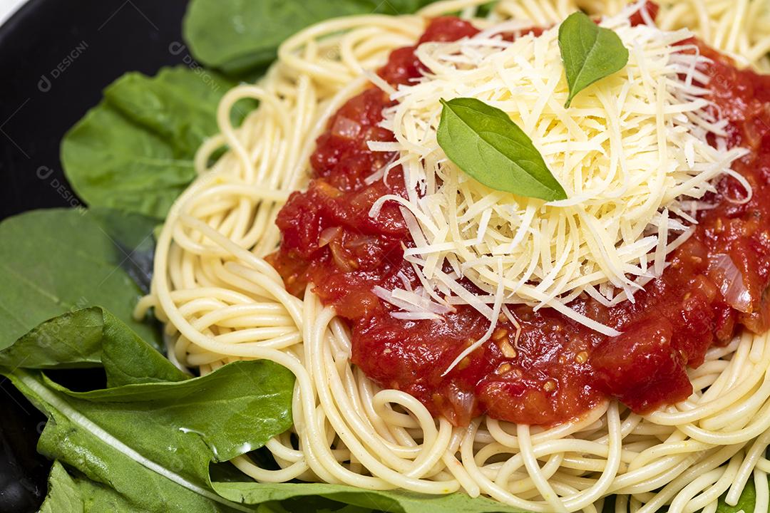 Macarrão espaguete com molho vermelho e rúcula Imagem JPG