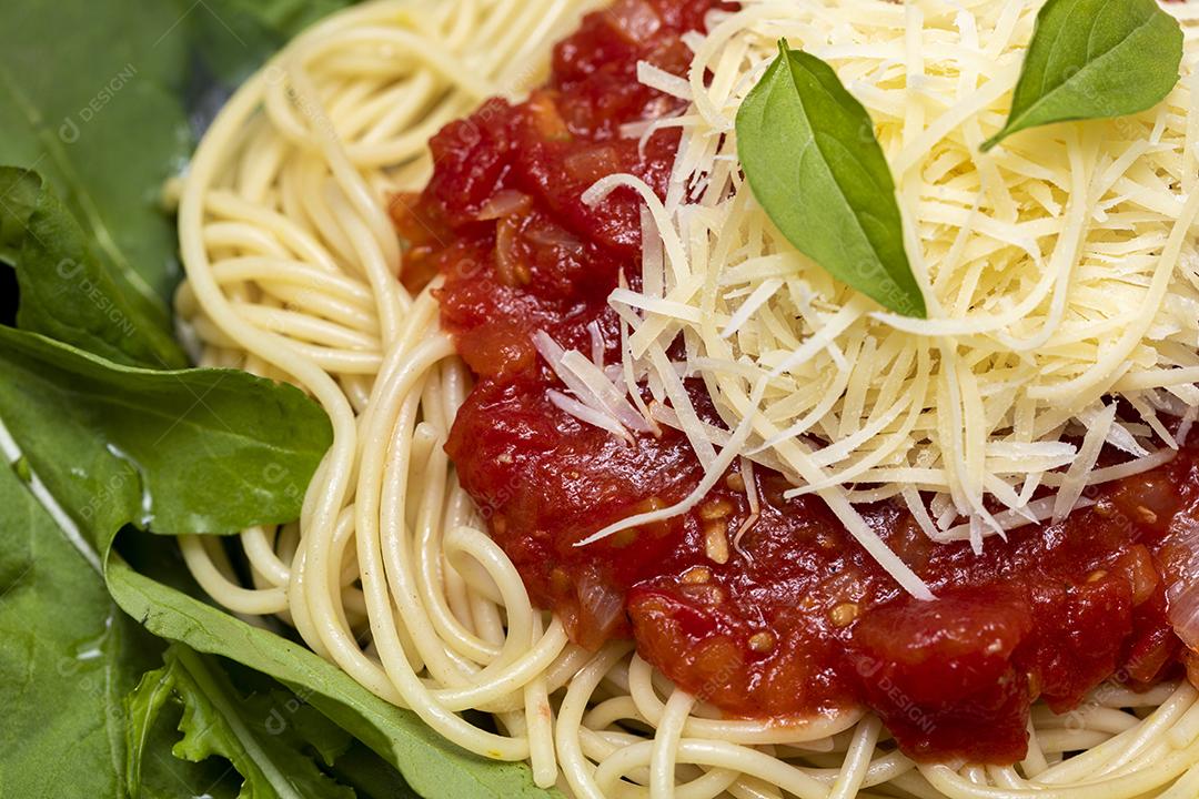 Macarrão espaguete com molho vermelho e rúcula Imagem JPG