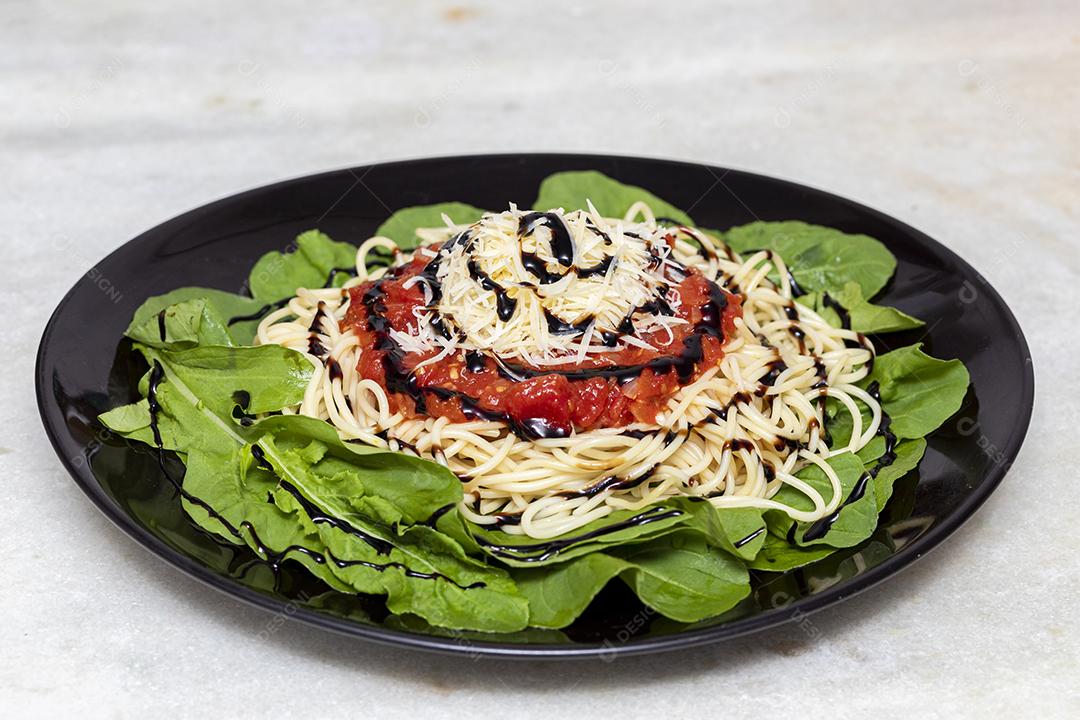 Macarrão espaguete com molho vermelho e rúcula Imagem JPG