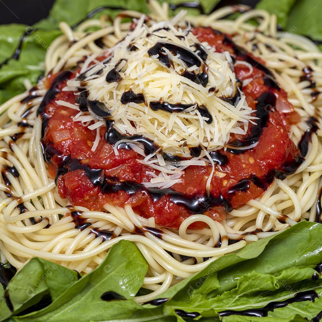 Macarrão espaguete com molho vermelho e rúcula Imagem JPG