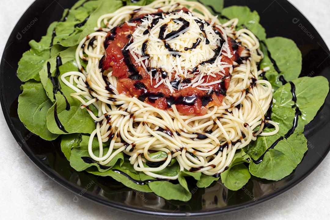 Macarrão espaguete com molho vermelho e rúcula Imagem JPG