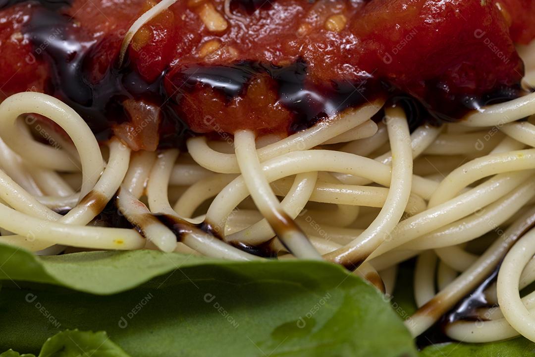 Macarrão espaguete com molho vermelho e rúcula Imagem JPG