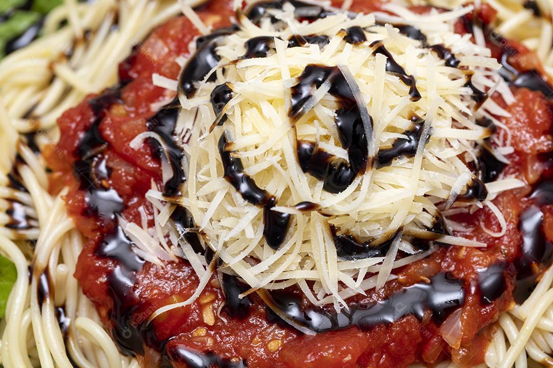 Macarrão espaguete com molho vermelho e rúcula Imagem JPG