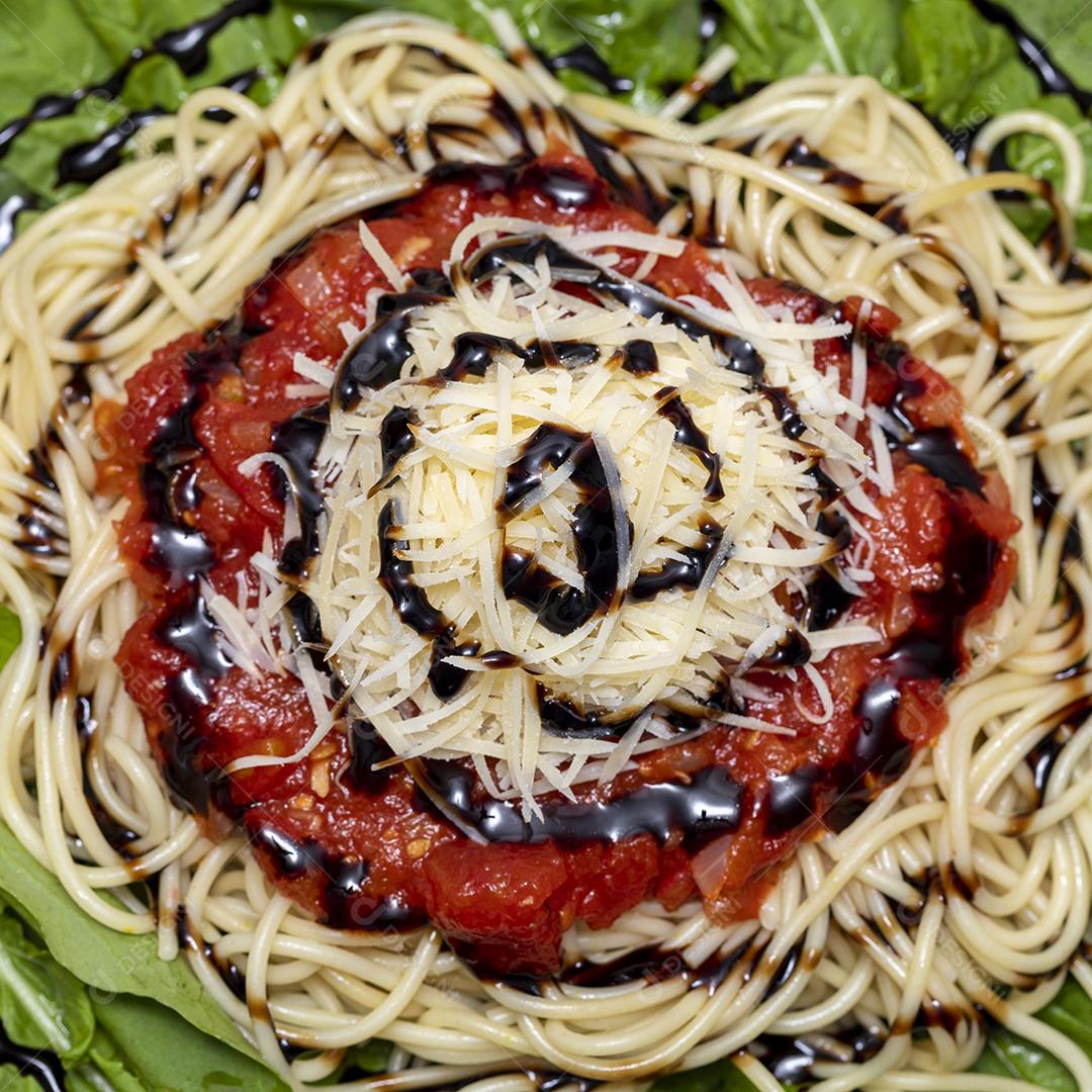 Macarrão espaguete com molho vermelho e rúcula Imagem JPG