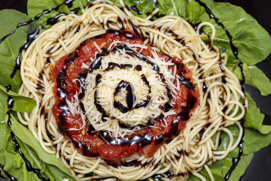 Macarrão espaguete com molho vermelho e rúcula Imagem JPG