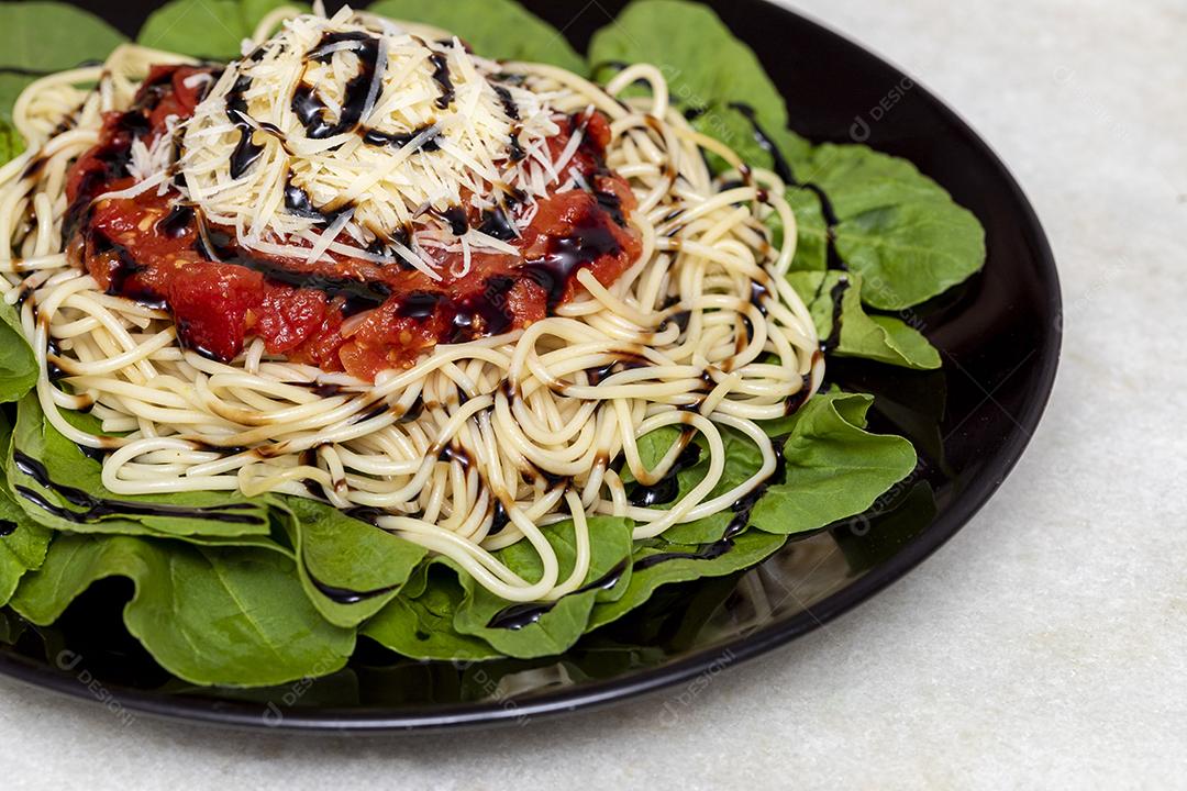 Macarrão espaguete com molho vermelho e rúcula Imagem JPG