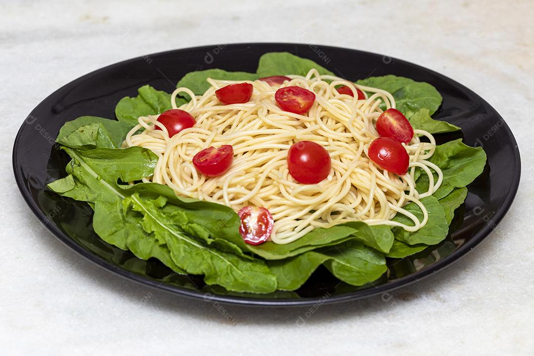 Macarrão espaguete com molho vermelho e rúcula Imagem JPG