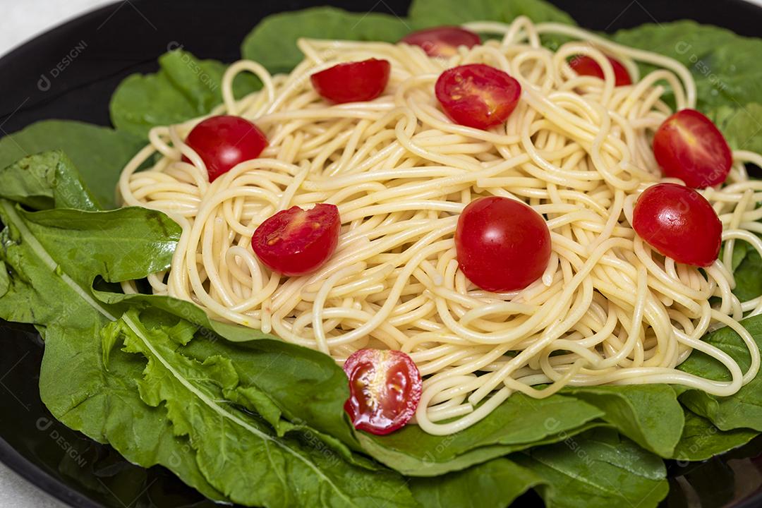 Macarrão espaguete com molho vermelho e rúcula Imagem JPG