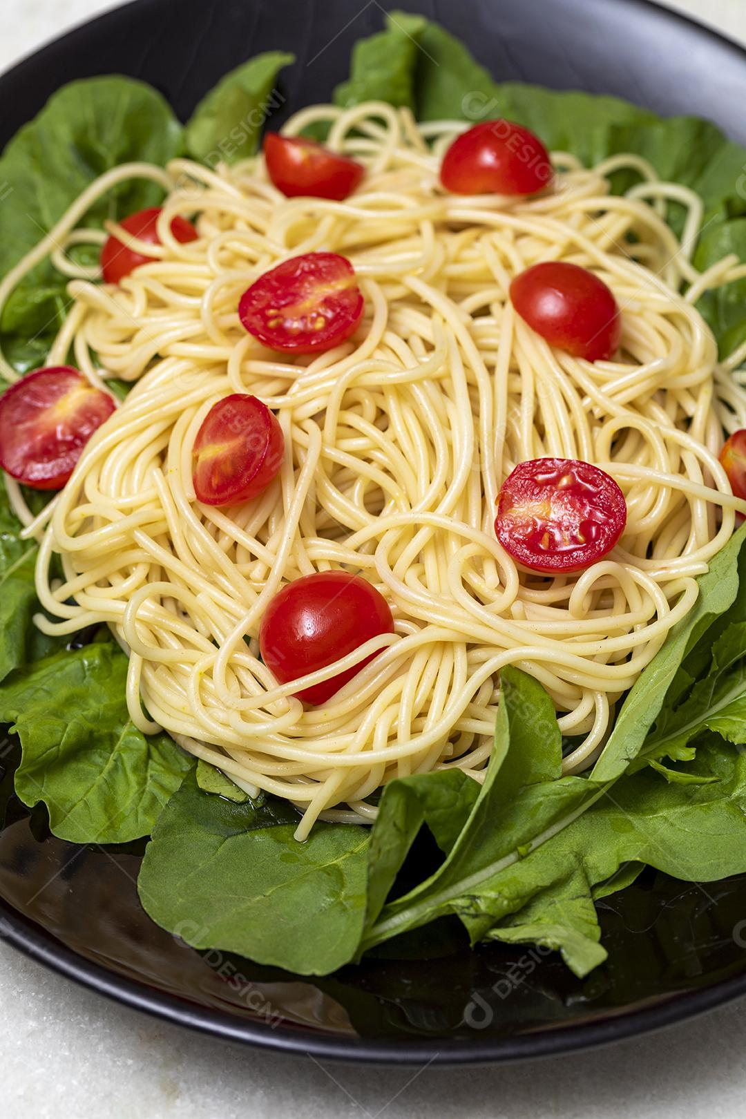 Macarrão espaguete com molho vermelho e rúcula Imagem JPG