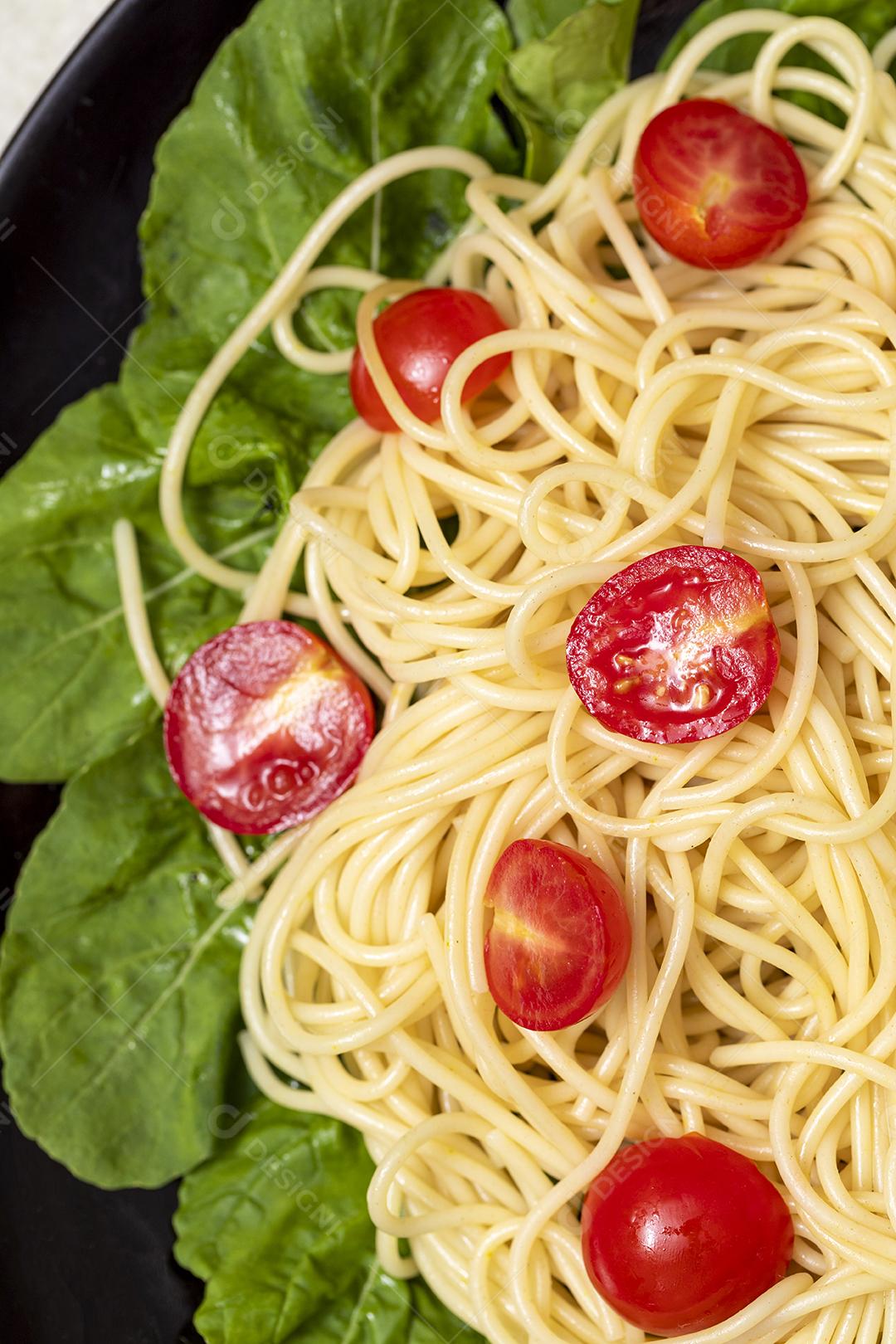 Macarrão espaguete com molho vermelho e rúcula Imagem JPG