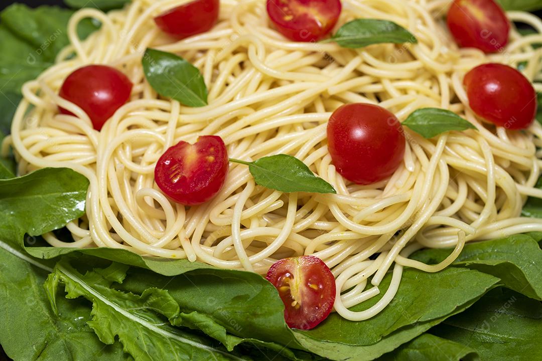 Macarrão espaguete com molho vermelho e rúcula Imagem JPG