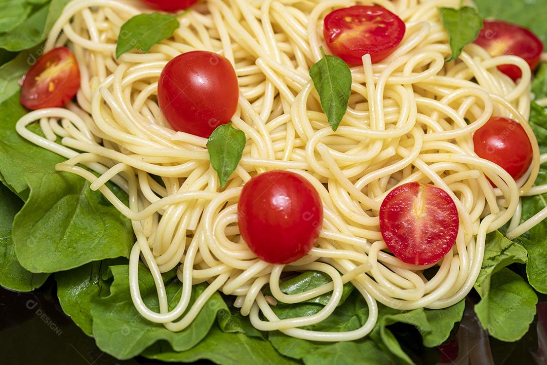 Macarrão espaguete com molho vermelho e rúcula Imagem JPG