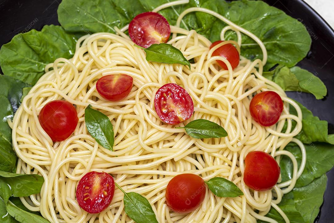 Macarrão espaguete com molho vermelho e rúcula Imagem JPG