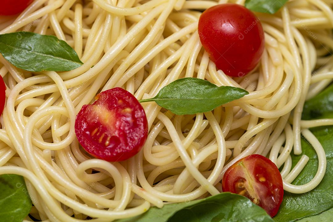 Macarrão espaguete com molho vermelho e rúcula Imagem JPG