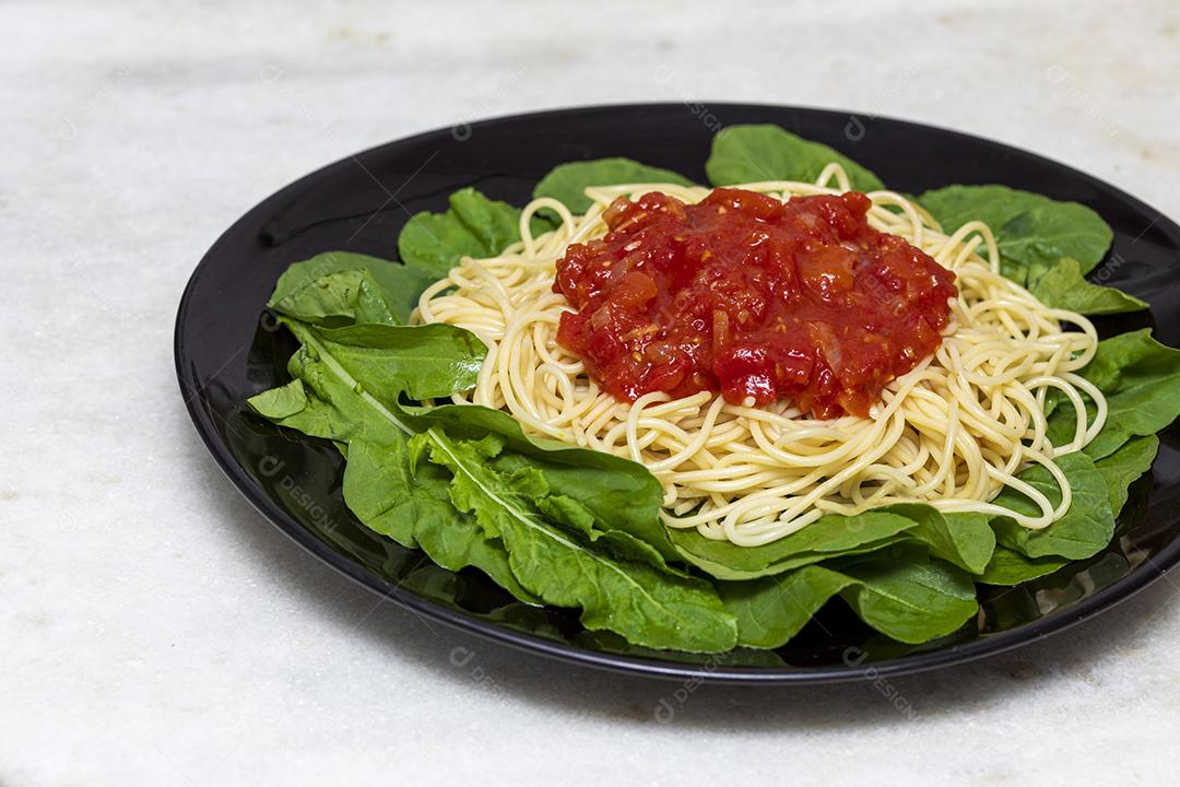 Macarrão espaguete com molho vermelho e rúcula Imagem JPG
