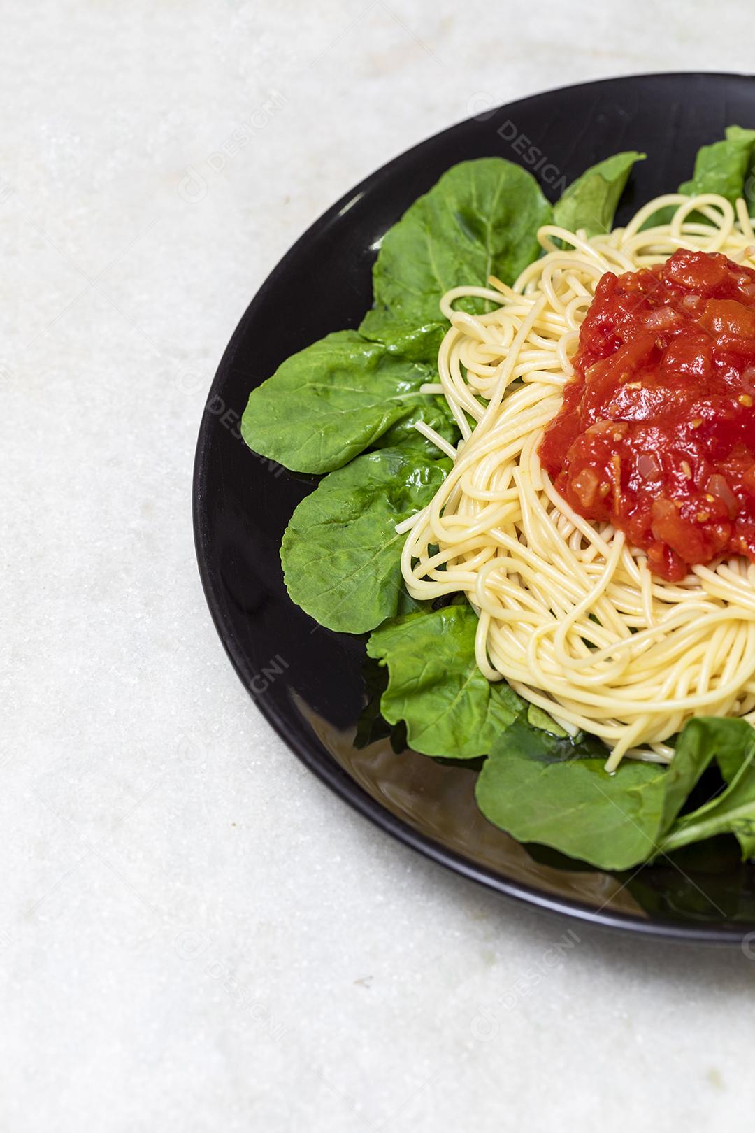 Macarrão espaguete com molho vermelho e rúcula Imagem JPG