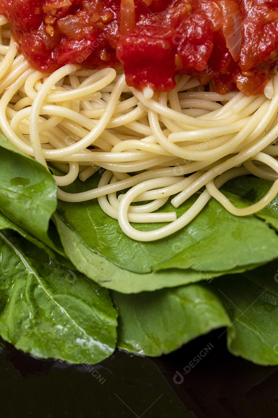 Macarrão espaguete com molho vermelho e rúcula Imagem JPG