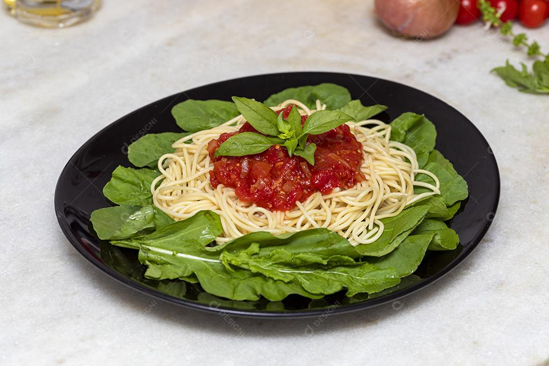 Macarrão espaguete com molho vermelho e rúcula Imagem JPG