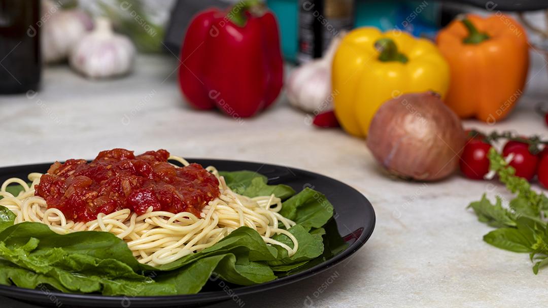 Macarrão espaguete com molho vermelho e rúcula Imagem JPG