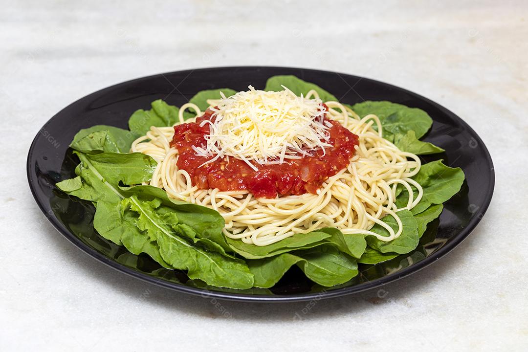 Macarrão espaguete com molho vermelho e rúcula Imagem JPG