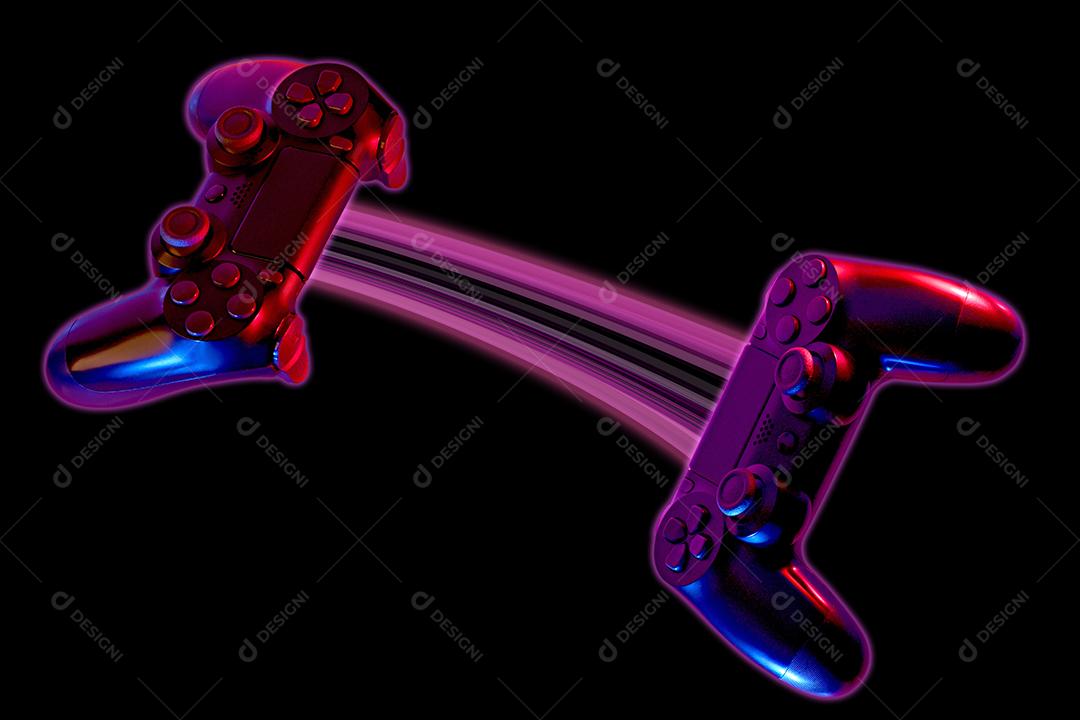 joysticks ligados com luz neon em fundo preto