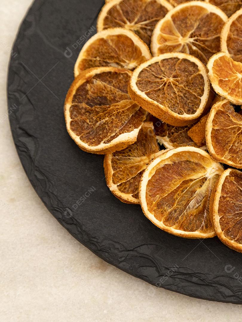 Fatias de laranja desidratada e anis estrelado em pedra preta