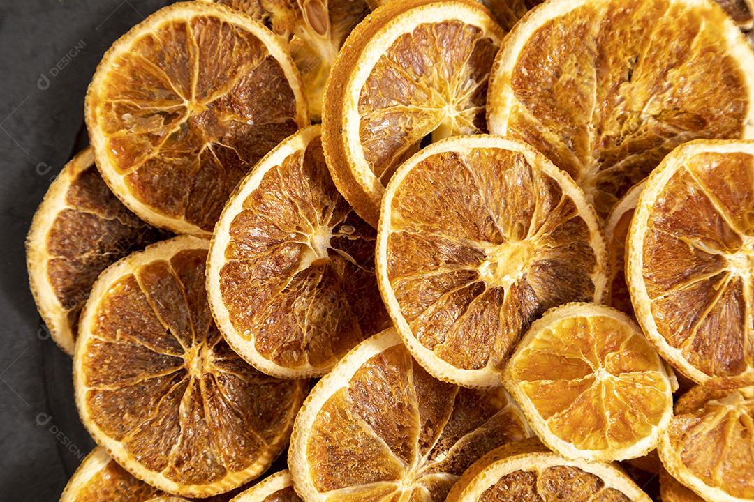 Fatias de laranja desidratada e anis estrelado em pedra preta