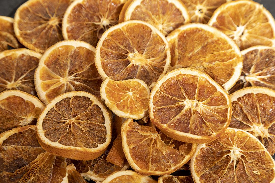 Fatias de laranja desidratada e anis estrelado em pedra preta