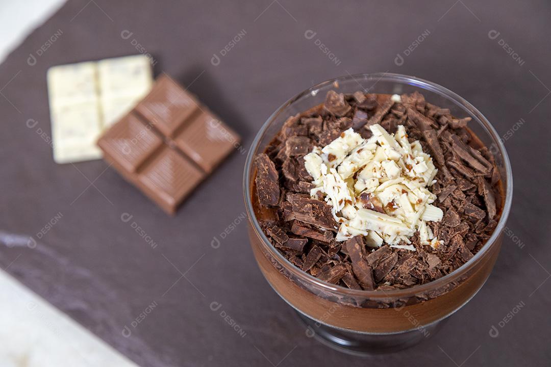 Comida Mousse de chocolate branco e preto doce