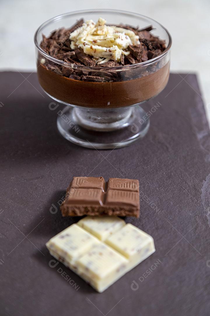 Comida Mousse de chocolate branco e preto doce