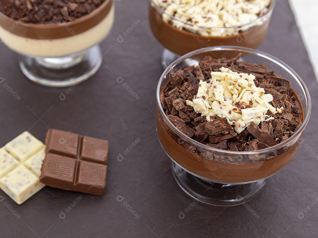 Comida Mousse de chocolate branco e preto doce