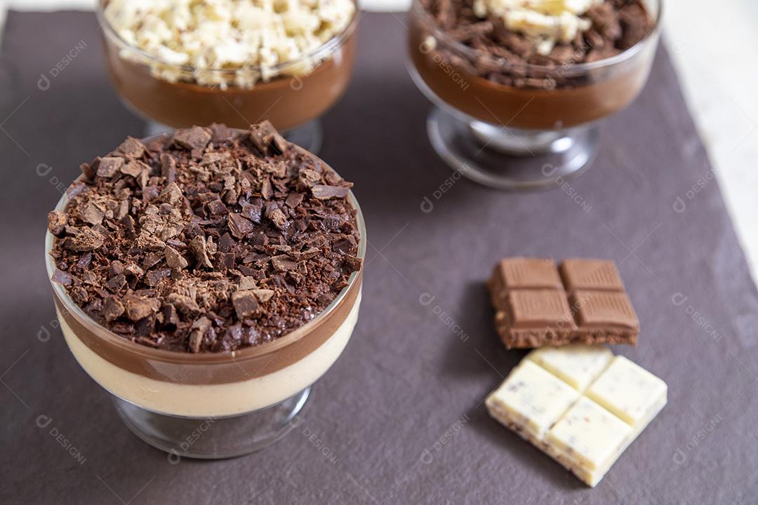 Comida Mousse de chocolate branco e preto doce