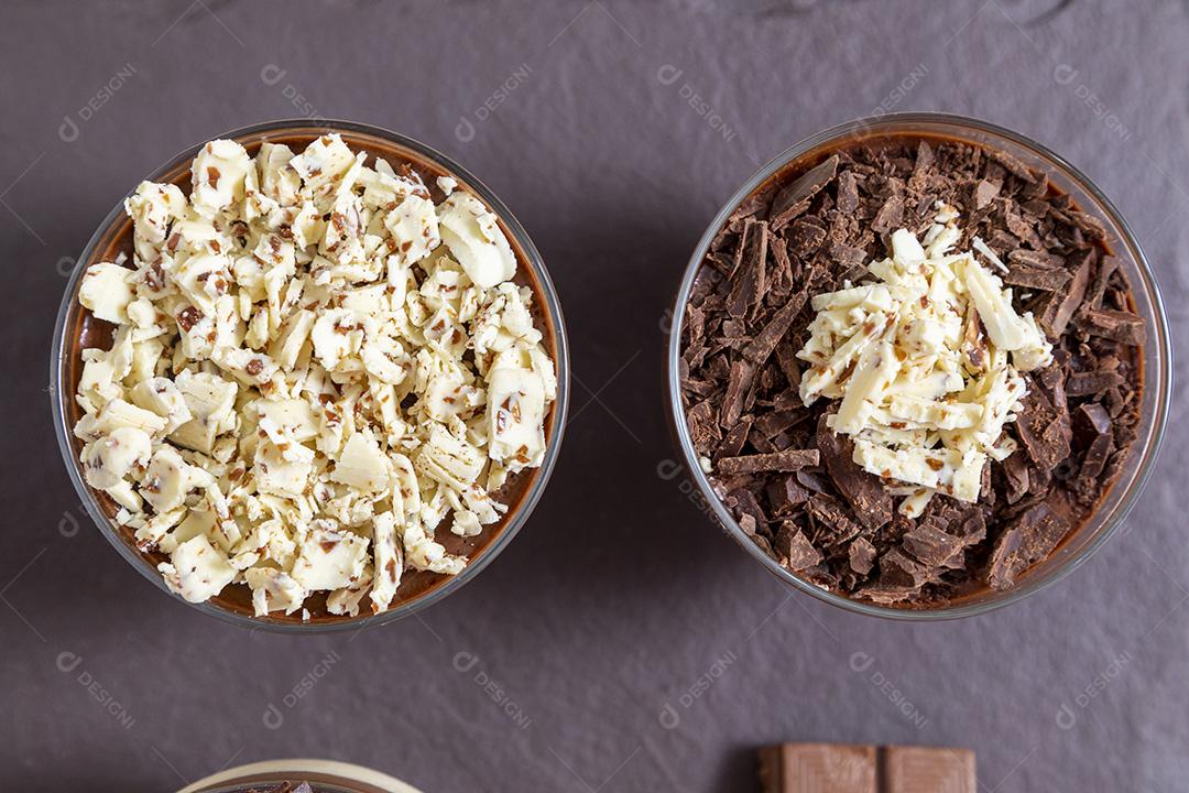 Comida Mousse de chocolate branco e preto doce