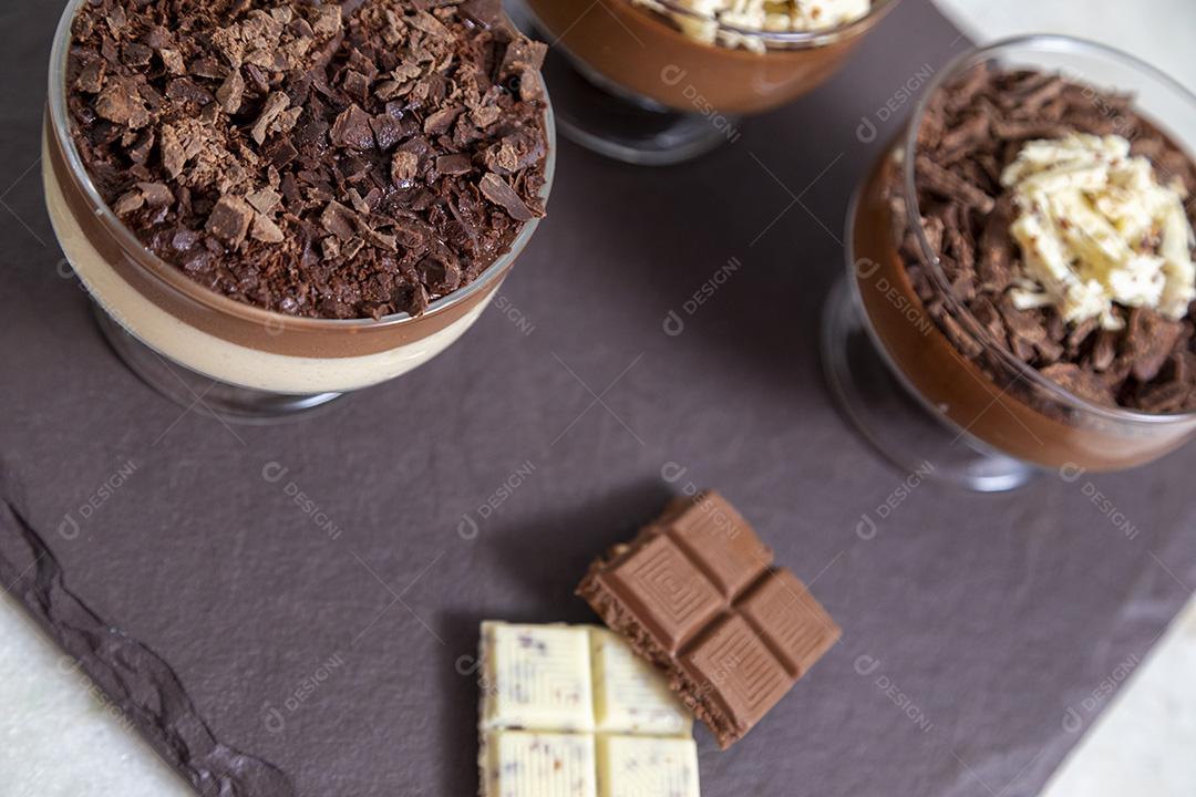 Comida Mousse de chocolate branco e preto doce