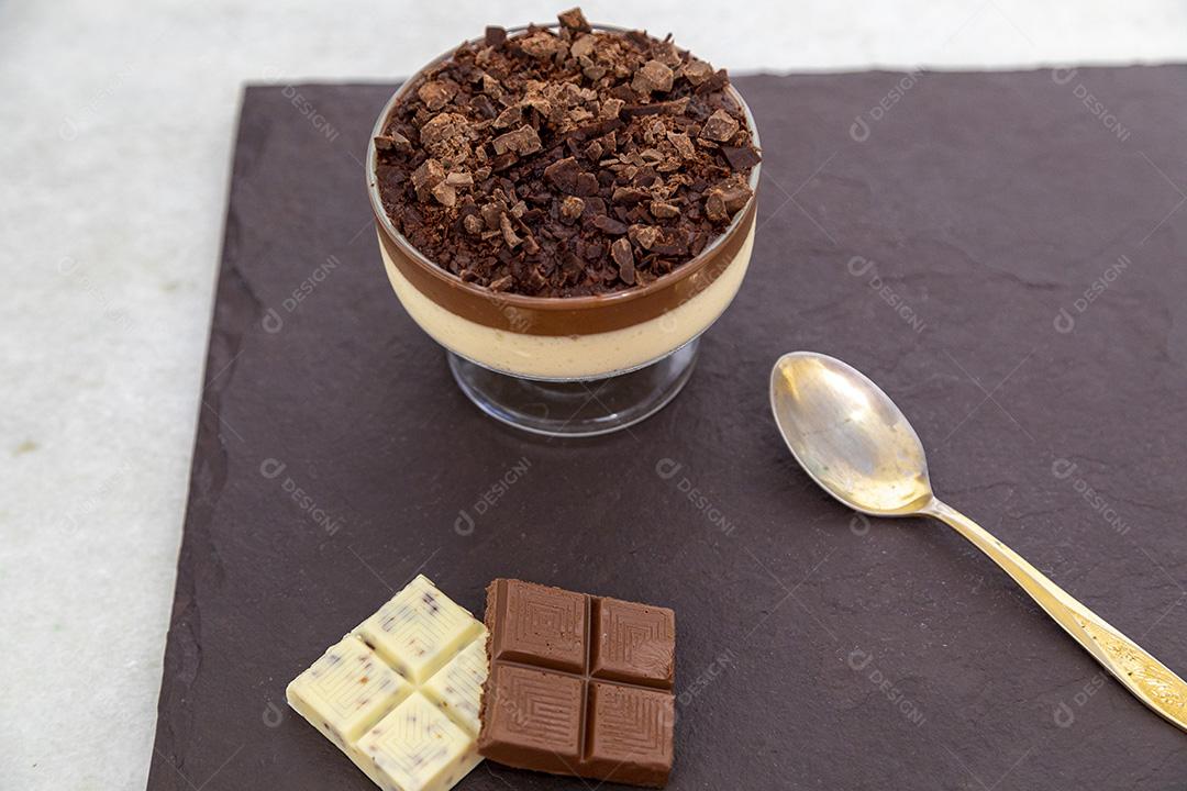 Comida Mousse de chocolate branco e preto doce