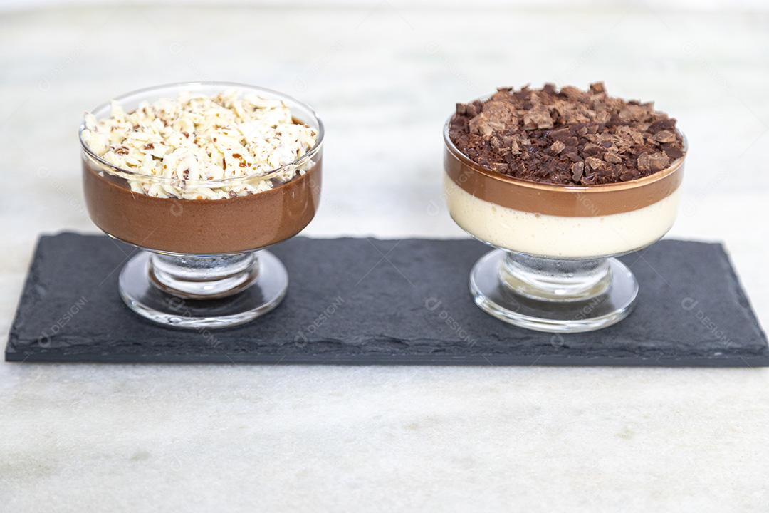 Comida Mousse de chocolate branco e preto doce